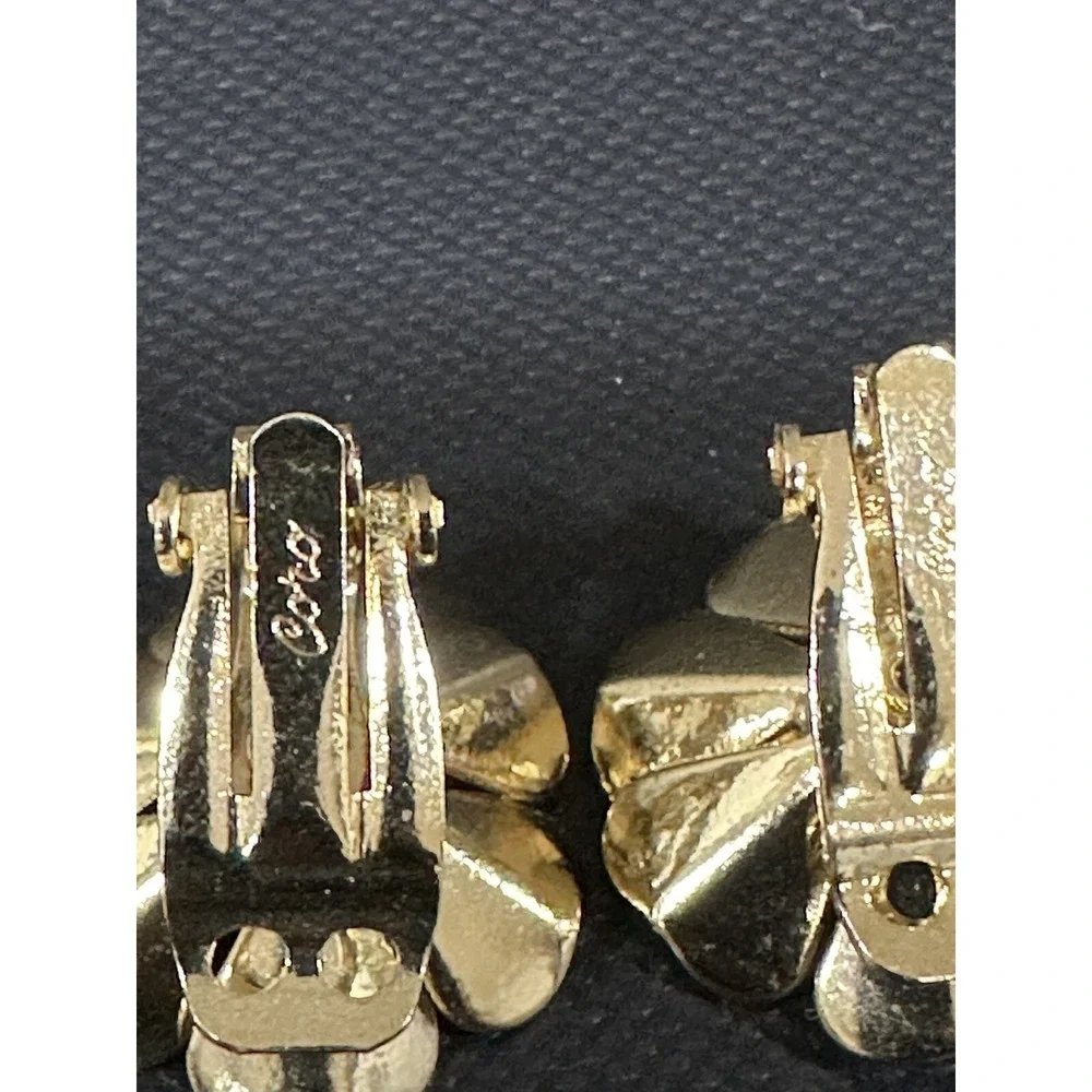 Vintage Coro Brooch Earring Clip On Set Gold Tone Flowers Leaf